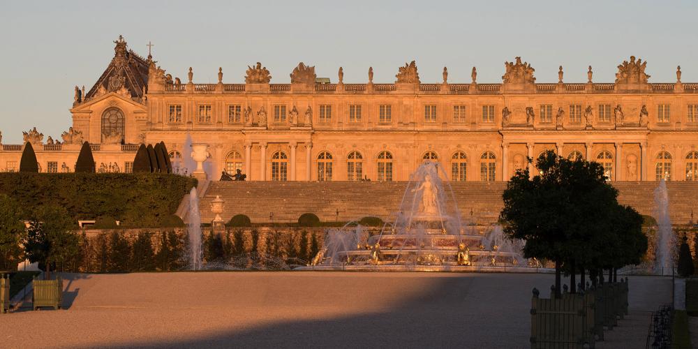 This fountain illustrates the story of Latona, the mother of Apollo and Diana, protecting her children from the insults of the peasants of Lycia and pleading with Jupiter to avenge her. – © Thomas Garnier This fountain illustrates the story of Latona, the mother of Apollo and Diana, protecting her children from the insults of the peasants of Lycia and pleading with Jupiter to avenge her. – © Thomas Garnier