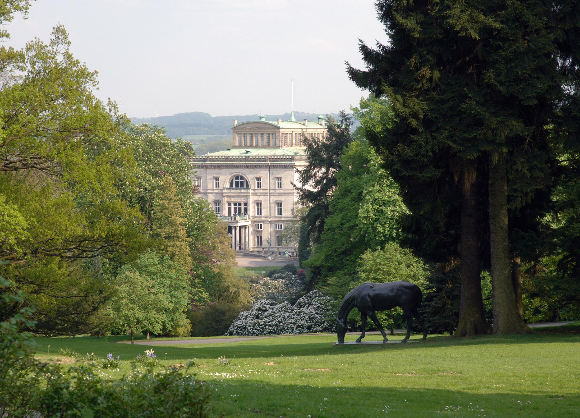 Relaxing views of Villa Hügel, like the one from Albert Hinrich Hussmann's horse sculpture in the foreground, welcome visitors. – © Editorial Staff / City of Essen