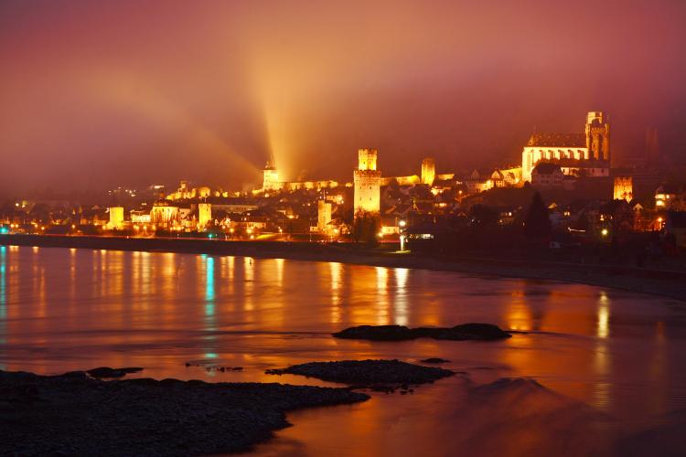 La ville illuminée d’Oberwesel, surnommée à juste titre la « ville des tours et du vin ». Au total, 16 tours défensives dominent toujours la ville, reliées par les remparts de la ville médiévale, le long desquels vous pouvez vous promener. – © Ruth Vogel / Rheintouristik Tal der Loreley