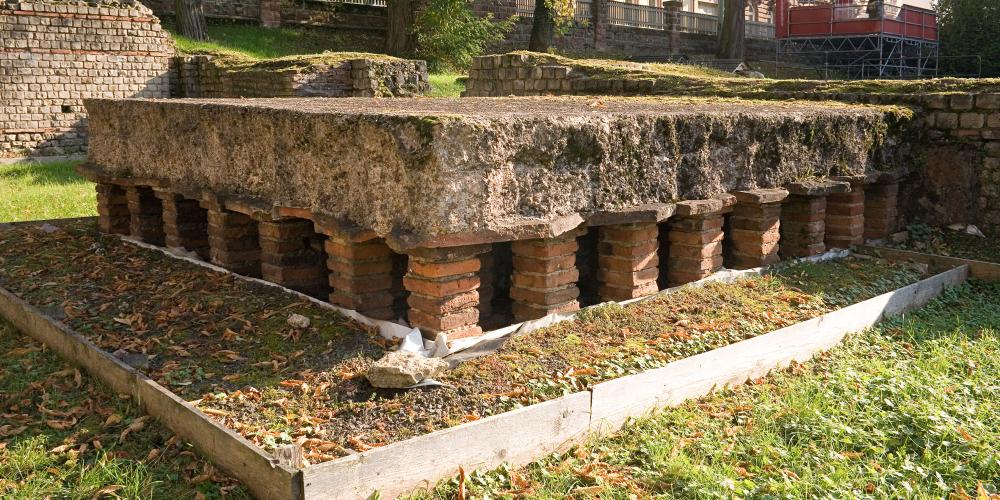 Ruins of a hypocaust used to warm the water and air in the heated bath rooms (caldaria). – © Thomas Zühmer Ruins of a hypocaust used to warm the water and air in the heated bath rooms (caldaria). – © Thomas Zühmer