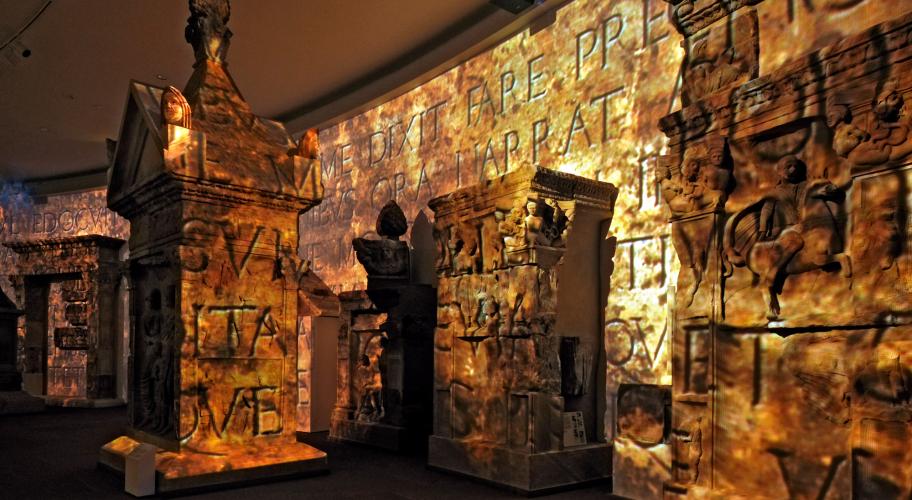 Authentic original exhibits are combined with animated film sequences, spoken word, and music. – © Thomas Zühmer