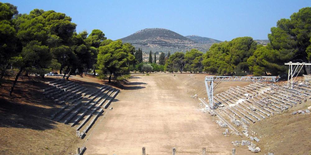 Le stade, construit au 4ème siècle avant J-C, a accueilli des jeux athlétiques et a peut être aussi été le cadre de représentations avant que le théâtre ait été construit. – © Hellenic Ministry of Culture and Sports / Ephorate of Antiquities of Argolida Le stade, construit au 4ème siècle avant J-C, a accueilli des jeux athlétiques et a peut être aussi été le cadre de représentations avant que le théâtre ait été construit. – © Hellenic Ministry of Culture and Sports / Ephorate of Antiquities of Argolida