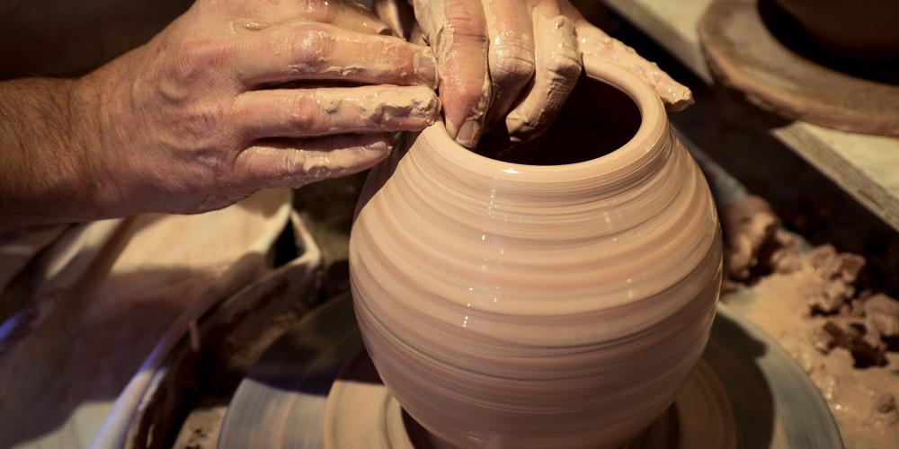 It is absolutely hypnotic to watch skilled artisans working clay in the historic centre of San Gimignano. – © A. Miserocchi / Italian Stories It is absolutely hypnotic to watch skilled artisans working clay in the historic centre of San Gimignano. – © A. Miserocchi / Italian Stories