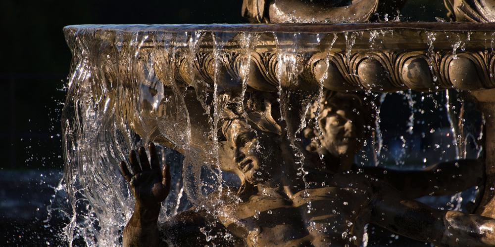 The Dragon fountain represents an episode from the legend of Apollo, in which the serpent Python was killed by an arrow shot by the young Apollo. – © Thomas Garnier The Dragon fountain represents an episode from the legend of Apollo, in which the serpent Python was killed by an arrow shot by the young Apollo. – © Thomas Garnier