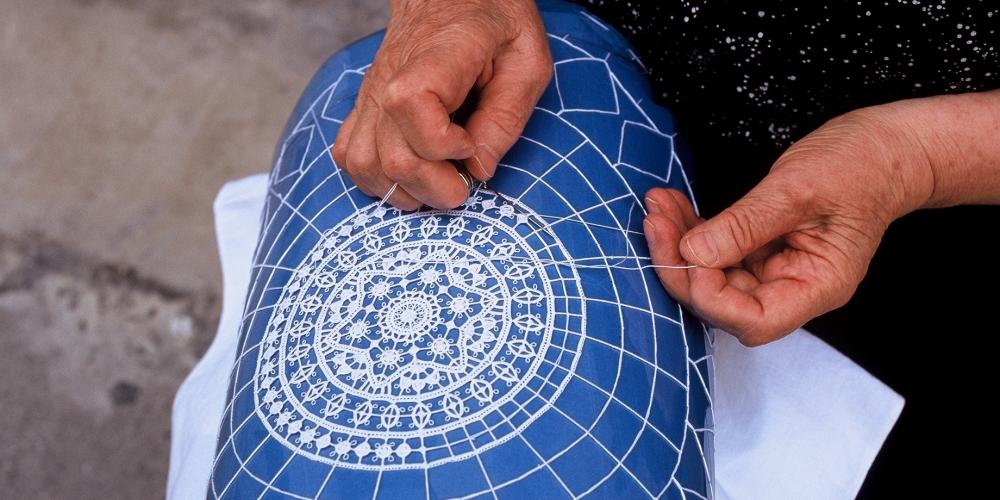 Les artisans tissent plusieurs motifs complexes, uniques et délicats utilisant différentes techniques. – © Ministry of Culture Les artisans tissent plusieurs motifs complexes, uniques et délicats utilisant différentes techniques. – © Ministry of Culture