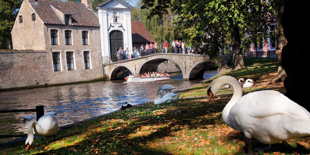 Séance photo parfaite garantie : un bateau passant sous le pont au Begijnhof. – © Jan D'Hondt / VisitBruges