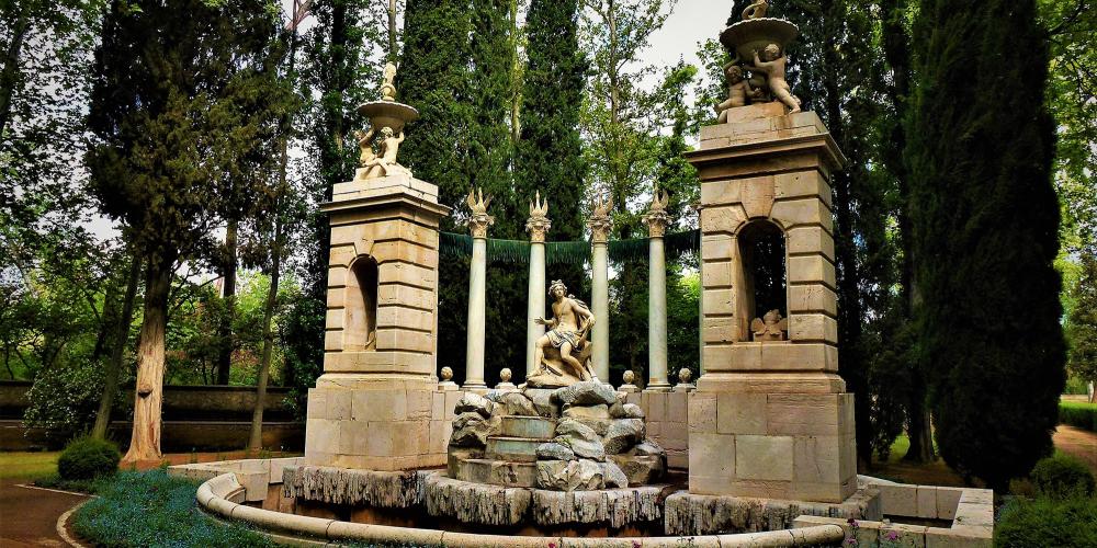 Fountain of Apollo. Located in the Prince's Garden, it is one of the most spectacular fountains in this garden due to its architectural composition and location, at the end of one of the most beautiful tree-lined walks in this garden. – © Joaquín Álvarez