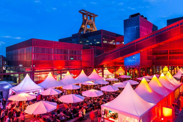 Many chefs from Essen present their skills and regional specialities at the Gourmetmeile Ruhr food festival in August. – © Jochen Tack / Zollverein Foundation