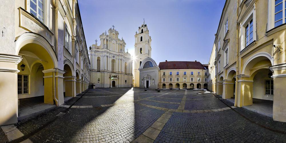 La grande cour de l'université de Vilnius est très précieuse d’un point de vue historique et artistique. Son espace harmonieux rappelle les places de la Renaissance italienne, bien que la cour combine des éléments de trois styles différents : Maniérisme, Baroque et Classicisme. – © Laimonas Ciūnys La grande cour de l'université de Vilnius est très précieuse d’un point de vue historique et artistique. Son espace harmonieux rappelle les places de la Renaissance italienne, bien que la cour combine des éléments de trois styles différents : Maniérisme, Baroque et Classicisme. – © Laimonas Ciūnys
