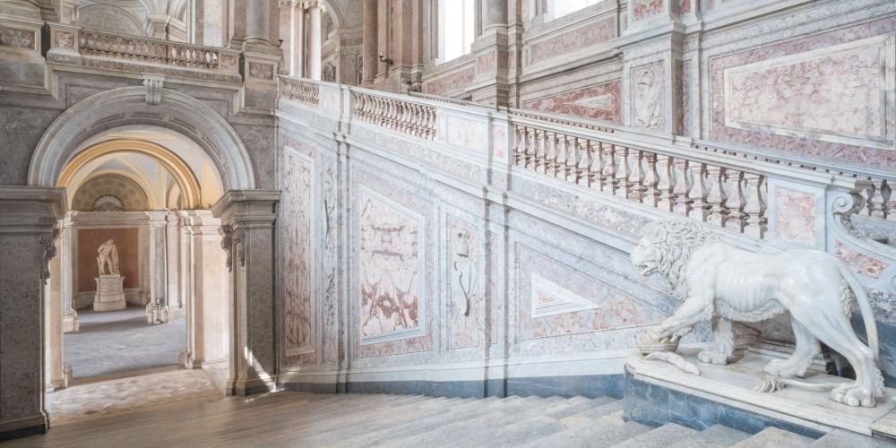 Le Scalone d'onore (Escalier d'honneur). Le palais contient 1.200 pièces sur 5 niveaux, dont la Chapelle de la cour, la Bibliothèque palatine, et un théâtre inspiré par le théâtre San Carlo de Naples. – © Mariano De Angelis