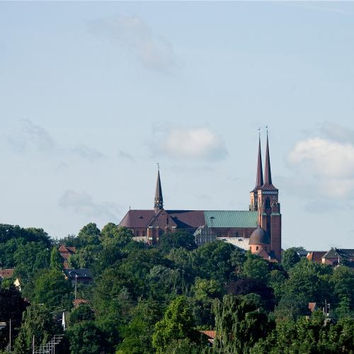 La cathédrale de Roskilde trône en haut d'une colline avec vue sur le fjord de Roskilde. D'autres cathédrales y avaient été précédemment construites. – © Jan Friis