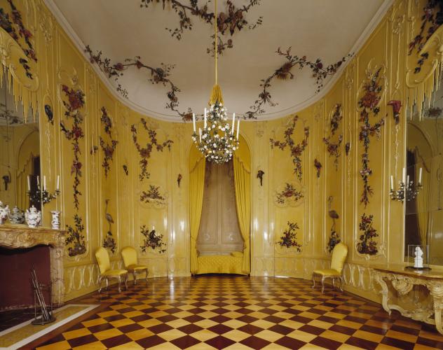 The Fourth Guest Room, which was also known as the “Flower Chamber” in the 18th century, is traditionally associated with Voltaire, and is known as the “Voltaire Room.” Legend has it that the philosopher stayed here when at Sanssouci. – © L. Seidel / SPSG