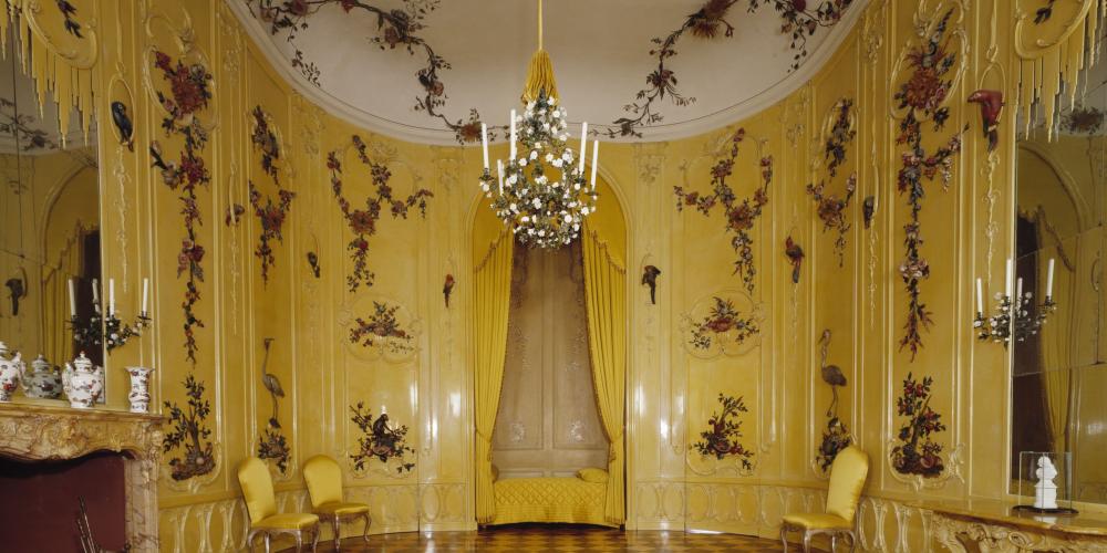 The Fourth Guest Room, which was also known as the “Flower Chamber” in the 18th century, is traditionally associated with Voltaire, and is known as the “Voltaire Room.” Legend has it that the philosopher stayed here when at Sanssouci. – © L. Seidel / SPSG