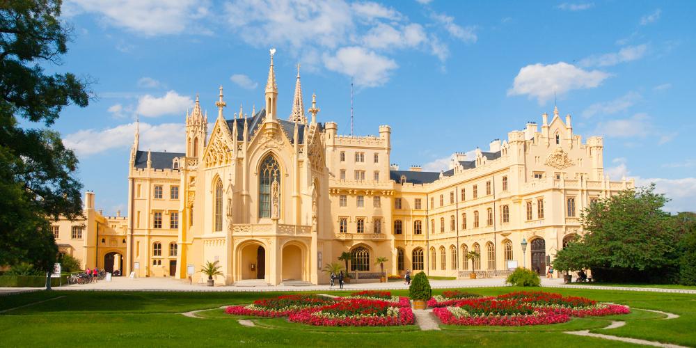 C’est un des exemples les plus frappants de l’art paysager d’Europe : le domaine de Lednice-Valtice s’étend sur une surface d’environ 200km2 au sud-est de la République tchèque. En photo : le château de Lednice. – © pyty / Shutterstock.com