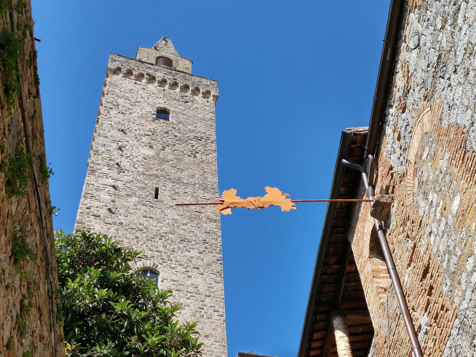If you lift your head in the historic center of San Gimignano, you'll discover contemporary treasures such as “Italia all’asta” (Fabro  Affinità 1994).  – © Stefano Cannas / Fondazione Sistema Toscana