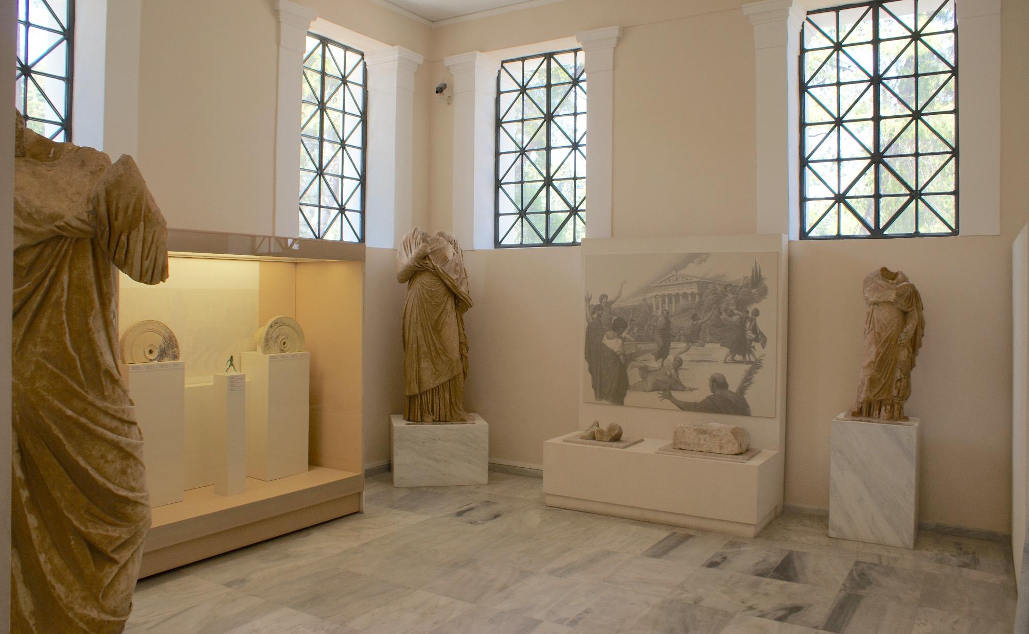 The hall dedicated to “Women and sports in Antiquity” in the Museum of the History of the Olympic Games of Antiquity in Olympia. – © Hellenic Ministry of Culture and Sports / Ephorate of Antiquities of Ilia