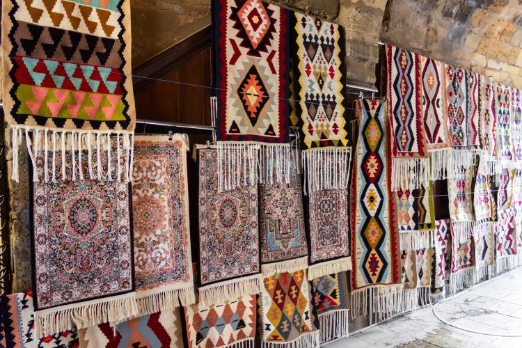 Shop selling Varni: intricate hand woven typical Iranian rugs. – © AVVA Agency - Gozalov / Shutterstock