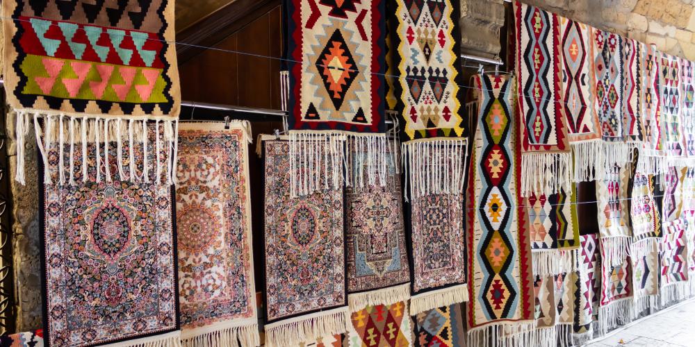 Shop selling Varni: intricate hand woven typical Iranian rugs. – © AVVA Agency - Gozalov / Shutterstock Shop selling Varni: intricate hand woven typical Iranian rugs. – © AVVA Agency - Gozalov / Shutterstock