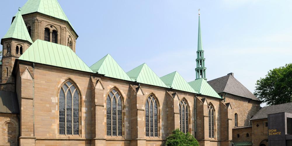 Exterior view of the Essen Cathedral, which looks back at a history of about 1150 years. A convent was founded here around 850. – © Cronauge / The Treasury of Essen Cathedral
