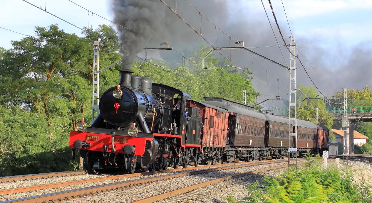 The Strawberry Train from Madrid to Aranjuez follows the old Madrid to Aranjuez rail route (the second railway to be built in Spain and the first in the Region of Madrid) every Saturday and Sunday in Spring and Autumn, and leaves from the capital's former Delicias station, today the site of the Madrid Railway Museum.. – © Andrés Gómez - Club Ferroviario 241