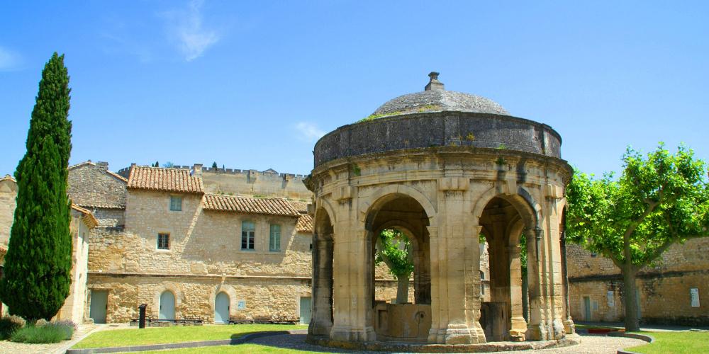 Un jardin remarquable avec l'une des plus belles vues de Provence sur la vallée du Rhône. – © tourismegard