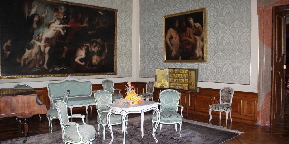 This room, which belonged to the private apartment of the ruling prince’s wife, acquired its name in the 19th century due to the extraordinarily expensive silk wall coverings with woven oriental patterns. – © Lenka Beránková This room, which belonged to the private apartment of the ruling prince’s wife, acquired its name in the 19th century due to the extraordinarily expensive silk wall coverings with woven oriental patterns. – © Lenka Beránková