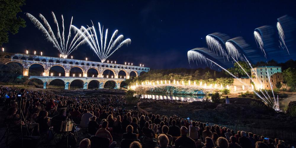 Beautiful fireworks for the “Féeries du Pont” a magical show every year at the Pont du Gard. – © Thomas O' Brien / Groupe F