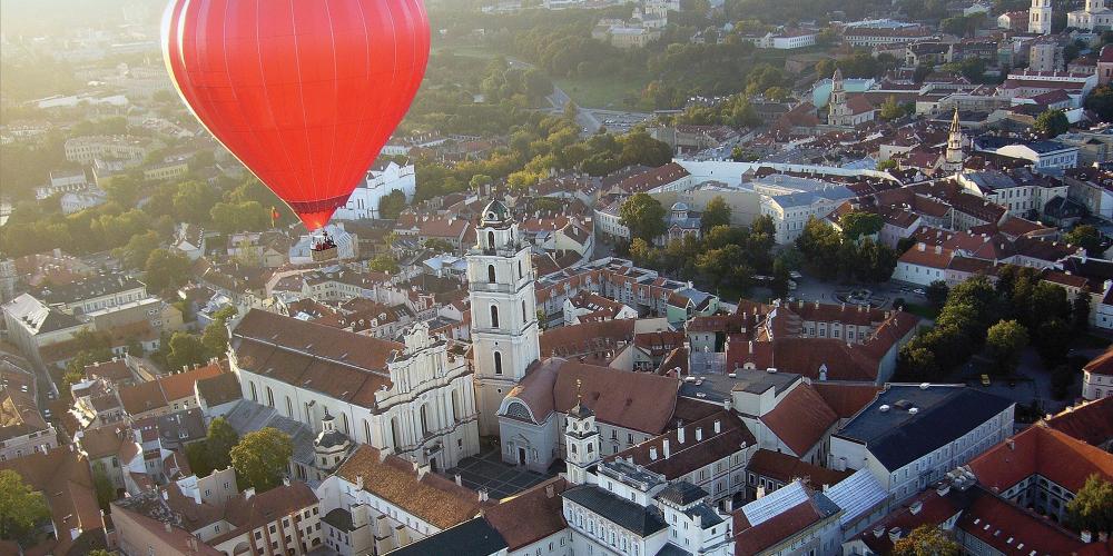 La splendeur de Vilnius peut aussi s’apprécier en prenant de la hauteur à bord d’une montgolfière. – © Kęstutis Petronis / State Department of Tourism