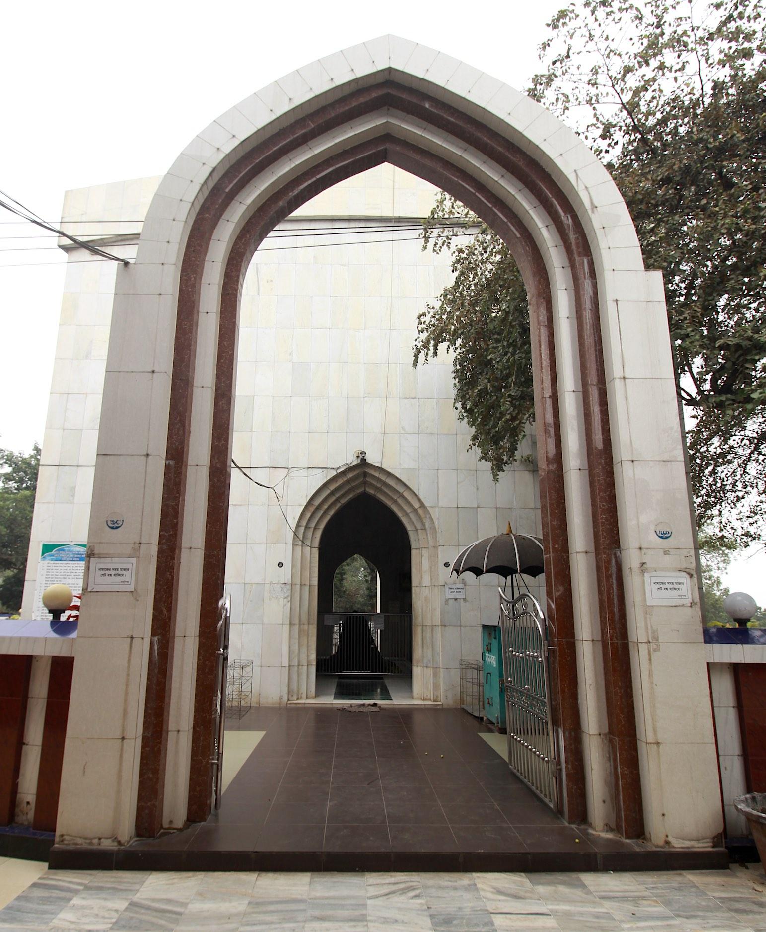 Gateway to mausoleum of Shah Sultan Mahisawar Balkhi, Mahasthangarh,
Bogura – © Julfiker Ahmed
