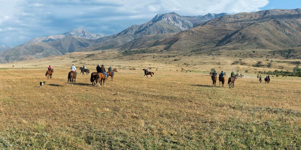 Horse riding in Kazakhstan – © GTW / Shutterstock