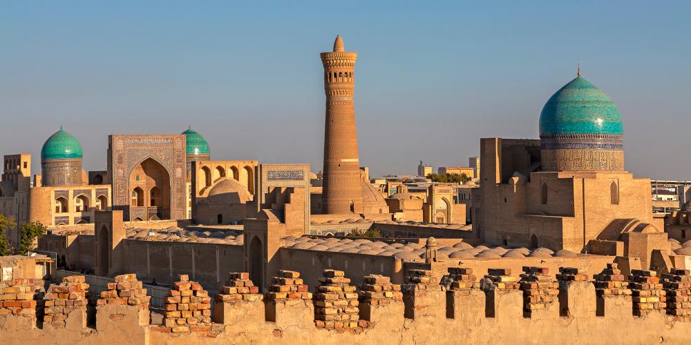 View over the Poi Kalon Mosque and Minaret at sunset in Bukhara, Uzbekistan – © MehmetO / Shutterstock View over the Poi Kalon Mosque and Minaret at sunset in Bukhara, Uzbekistan – © MehmetO / Shutterstock