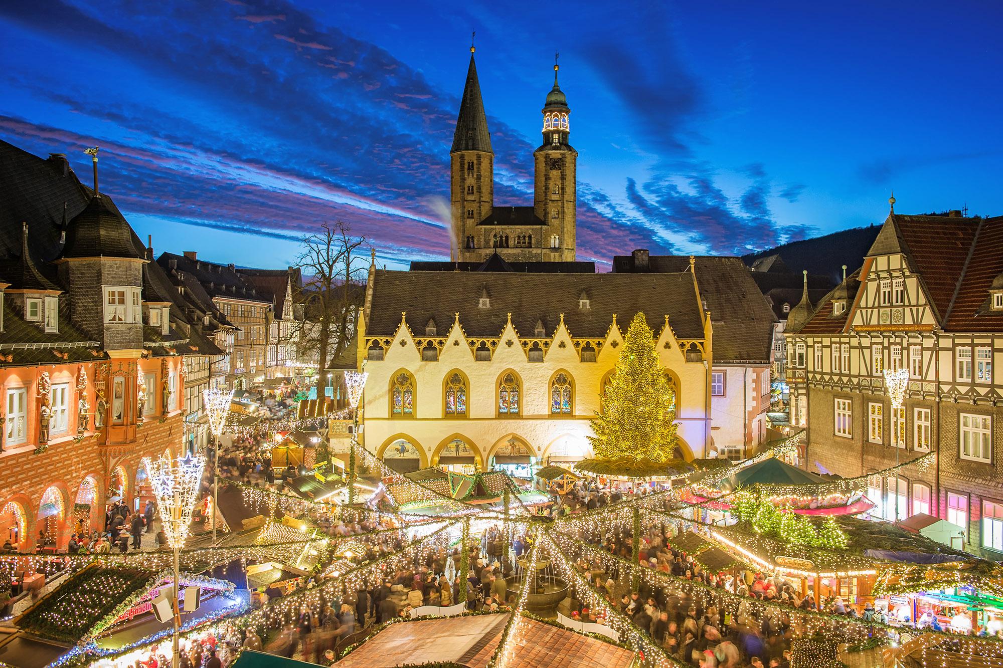 More than 80 cabins with art, handicrafts, and Christmas specialities wait to be discovered. – © Stefan Schiefer / GOSLAR marketing gmbh