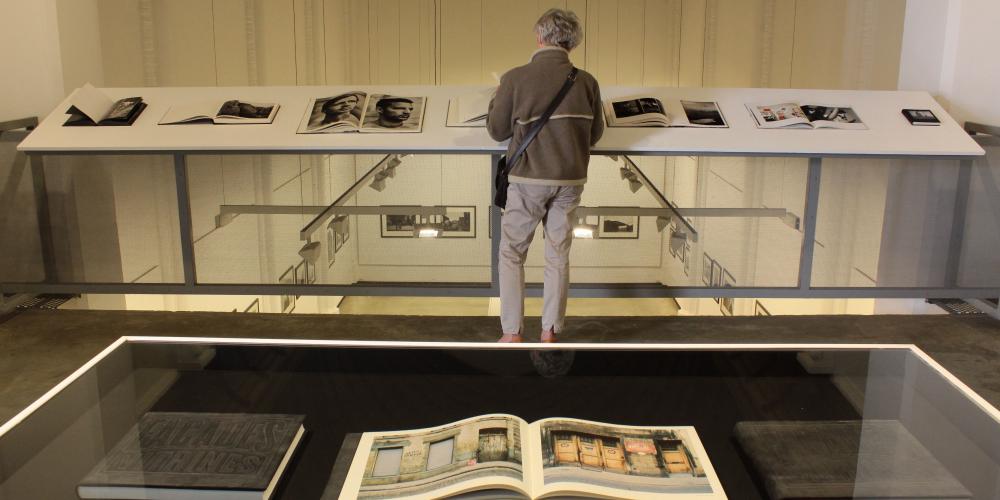 Prestigious temporary exhibitions in the timeless setting of the chapels of the ancient Carmelite convent. – © Musée de la Photographie Prestigious temporary exhibitions in the timeless setting of the chapels of the ancient Carmelite convent. – © Musée de la Photographie