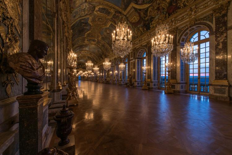 The gallery served for the monarch’s daily passage to the Chapel and the Queen’s Apartment but also for courtly celebrations, receiving ambassadors and for masked and fancy-dress balls. – © Thomas Garnier