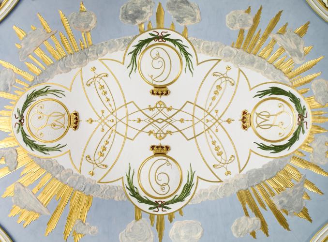 The gilded ceiling decorations put in by the Absolutist King Christian VI (C6) and his Queen Sofie Magdalene (SM), whose initials you see on the ceiling. – © Roberto Fortuna / Kongelige Slotte