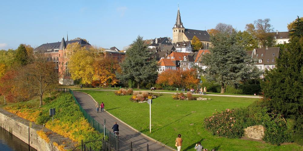 From the green park, with traditional towpath along the banks of the Ruhr River, the historic Kettwig is only a stone's throw away. – © Editing Department / City of Essen From the green park, with traditional towpath along the banks of the Ruhr River, the historic Kettwig is only a stone's throw away. – © Editing Department / City of Essen