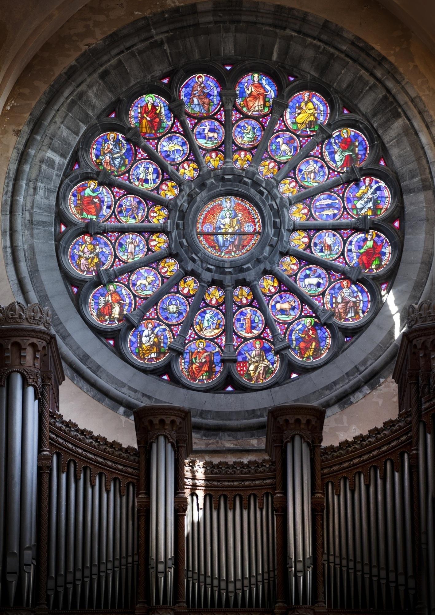 Located in the Romanesque nave, the impressive seven metre diameter rose window overlooks the large pipe organ. – © Wapict / Visitwapi