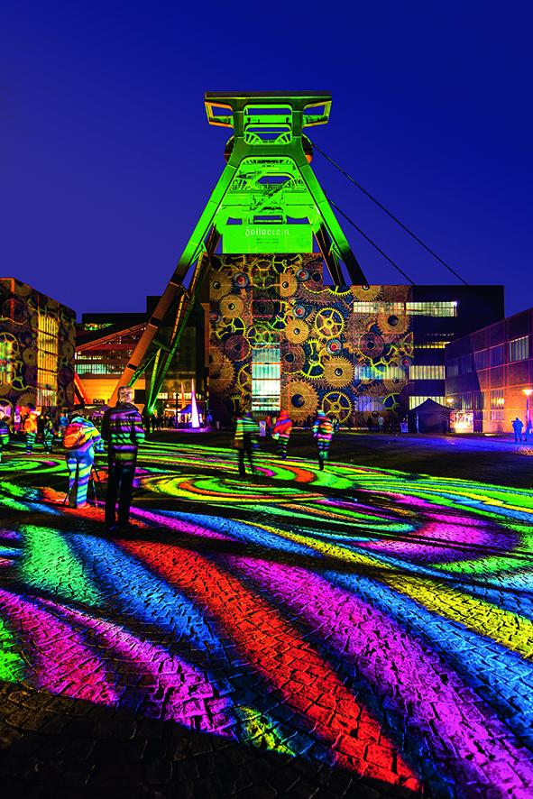 Chaque année, la mine de charbon de Zollverein accueille le festival « ExtraSchicht ». Au cours de la Nuit de la Culture Industrielle, le patrimoine industriel et culturel de la région est mis en avant grâce à  des concerts, des spectacles et des visites guidées spéciales. - © Jochen Tack / Fondation Zollverein