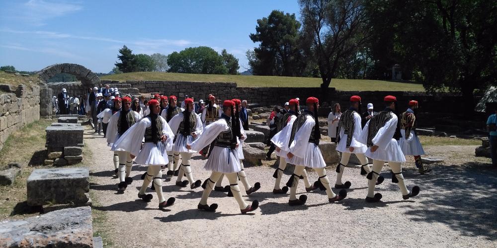 La garde présidentielle hellénique quitte le stade d'Olympie à la fin de la cérémonie de la flamme olympique. – © Hellenic Ministry of Culture and Sports / Ephorate of Antiquities of Ilia La garde présidentielle hellénique quitte le stade d'Olympie à la fin de la cérémonie de la flamme olympique. – © Hellenic Ministry of Culture and Sports / Ephorate of Antiquities of Ilia