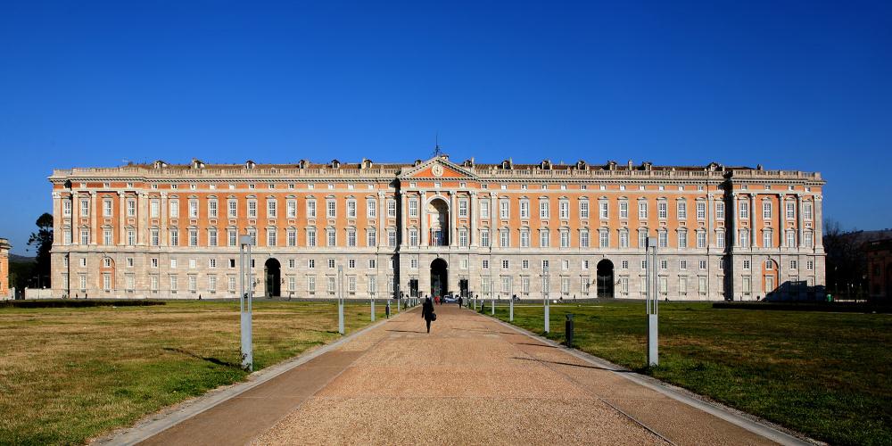 Combinant les influences de Versailles, Rome et de la Toscane, le palais royal de Caserte et son parc ont été conçus par Luigi Vanvitelli, l'un des plus grands architectes italiens du XVIIIe siècle. – ©  onairda / Shutterstock