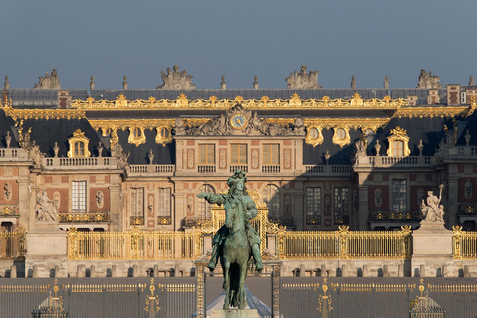 À la Renaissance, le terme "château" désignait une résidence de luxe en milieu rural, par opposition à un palais urbain. Ainsi, il était courant de parler du "Palais" du Louvre  au cœur de Paris, et du "Château" de Versailles à la campagne. – © Thomas Garnier