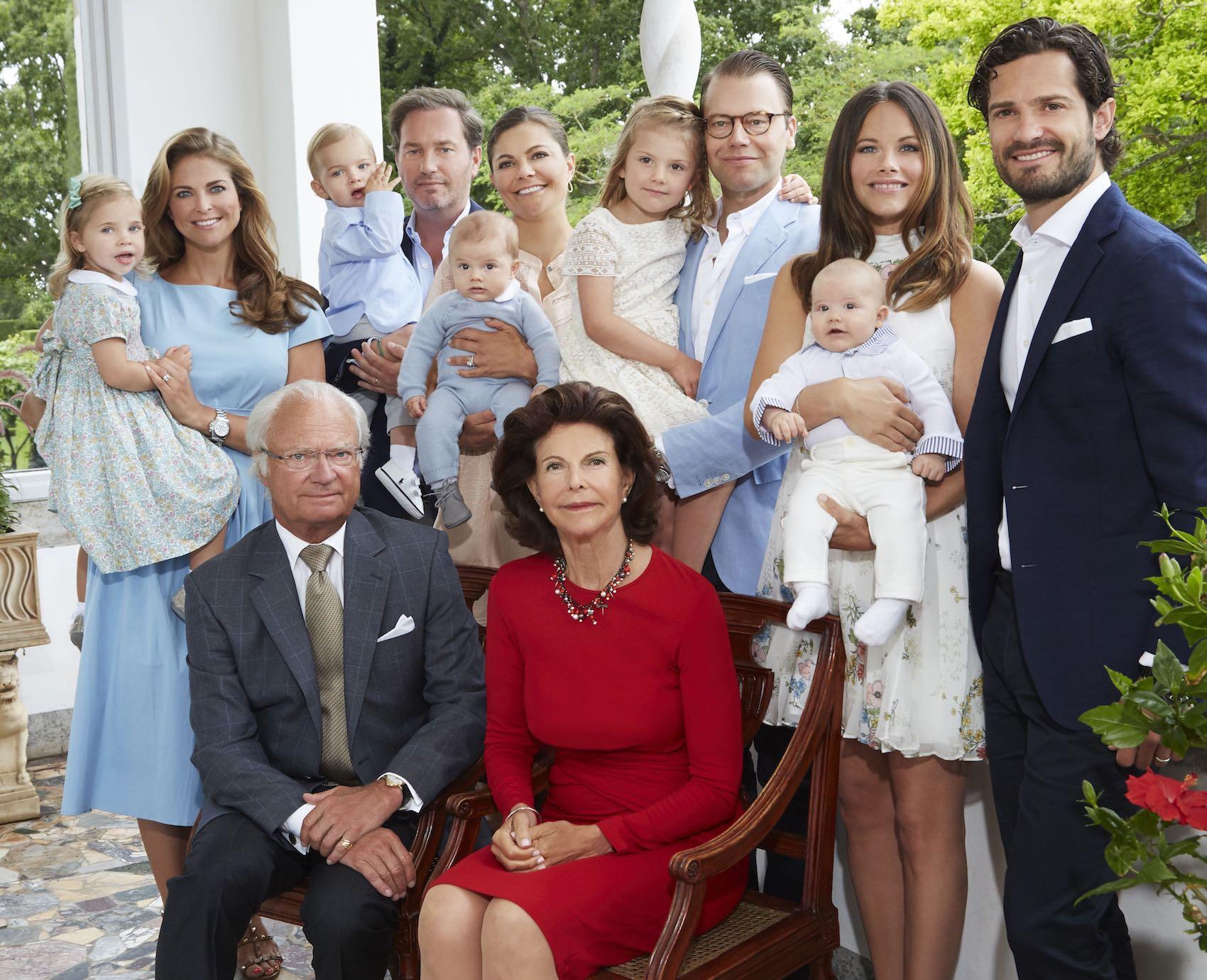 Portrait de la famille royale au palais d'été de Solliden, prise à l'été 2016. Depuis, la famille s’est encore agrandie. - © Anna-Lena Ahlström / La Cour royale, Suède