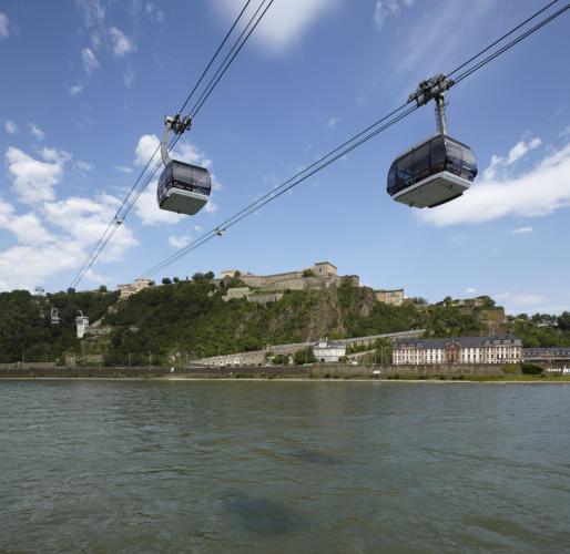 Un des points forts de tout séjour à Rüdesheim est le trajet en téléphérique jusqu'au monument Germania, avec une vue panoramique grandiose sur la vieille ville, sur les vignobles de Rüdesheim et sur le Rhin.