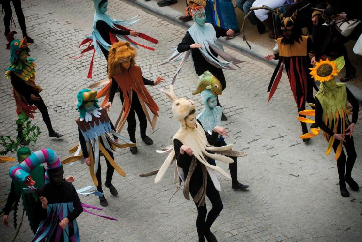 The procession through the streets includes choirs, dance groups, horse-drawn floats and animals. – © Jan Darthet  / Visit Bruges