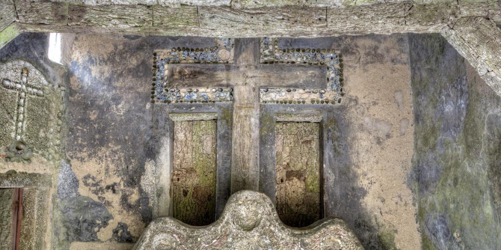 In the entrance porch, the symbolic language of the meager decoration displays the guidelines in the life of the Franciscan friars that inhabited this convent. – © PSML / EMIGUS