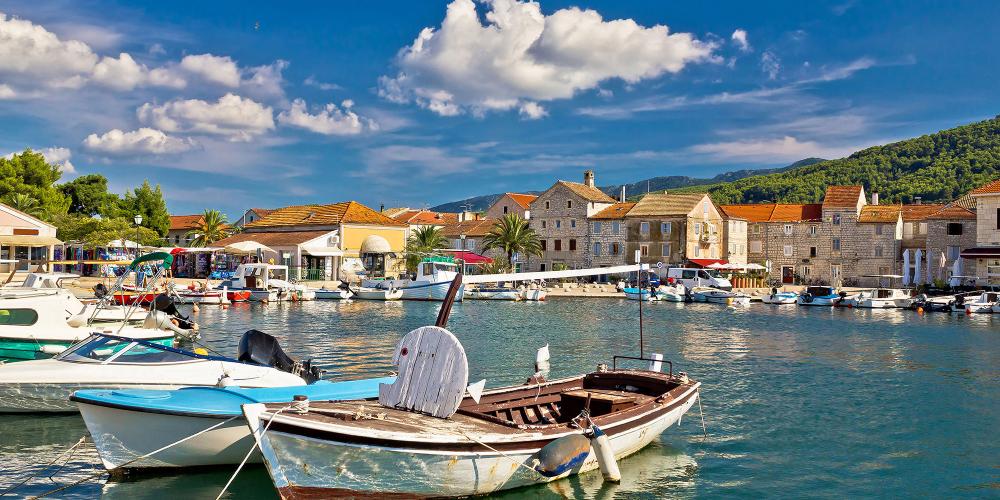 The old town of Stari Grad sits around a harbour where local fishing boats are moored. – © xbrchx / Shutterstock The old town of Stari Grad sits around a harbour where local fishing boats are moored. – © xbrchx / Shutterstock