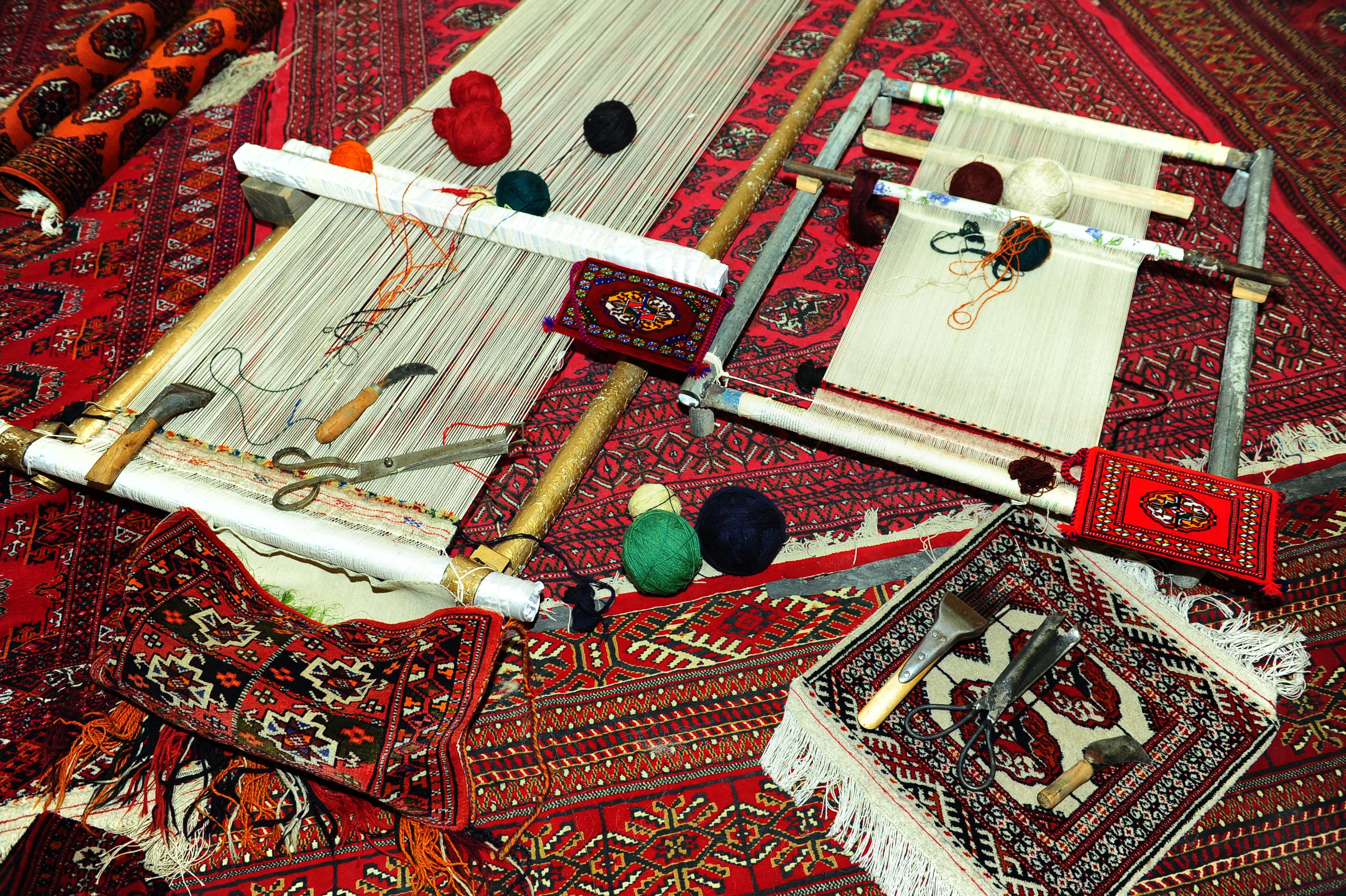 Horizontal looms and other necessary tools and materials for carpet making – © Secretariat of the Turkmenistan National Commission for UNESCO