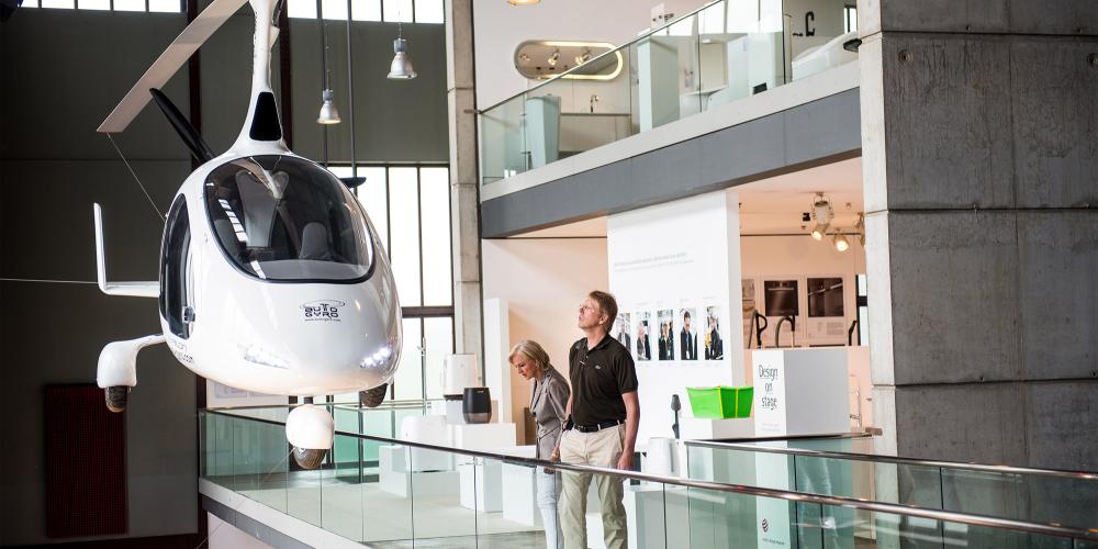 From a multi-functional cooker to a gyrocopter hanging from the ceiling, the Red Dot Design Museum in the former Boiler House features the most innovative products of contemporary design on five levels with an overall area of about 4,000 square metres. – © Simon Bierwald / Red Dot Design Museum