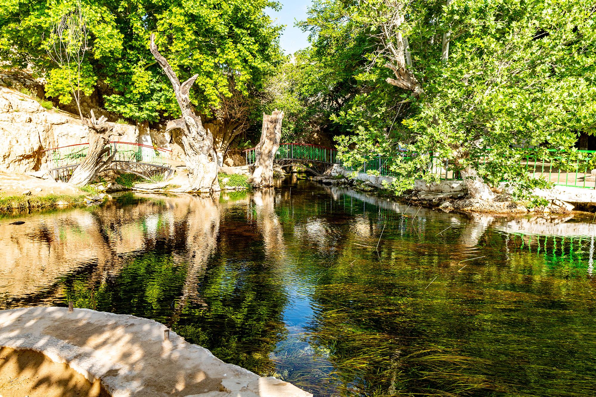 Small bridges lead over the waterways – © AlexelA / Shutterstock