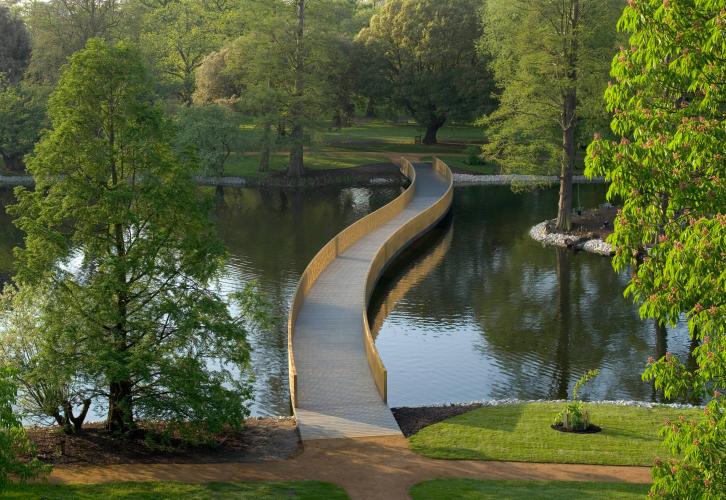 赛克勒桥建于2006年，方便游客进入邱园内游人较少的景区。 – © RBG Kew